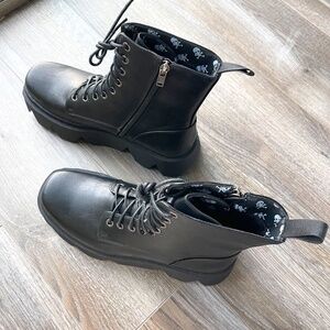 NWT. Lamoda Booties with Platform. Lace Up Ankle Boots. Color: Black. Size: US 8